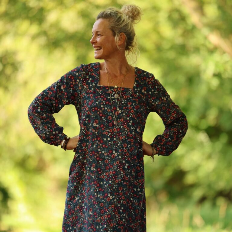 Quintessence - Robe Adélaïde — Velours milleraies bleu paon fleuri – XXL