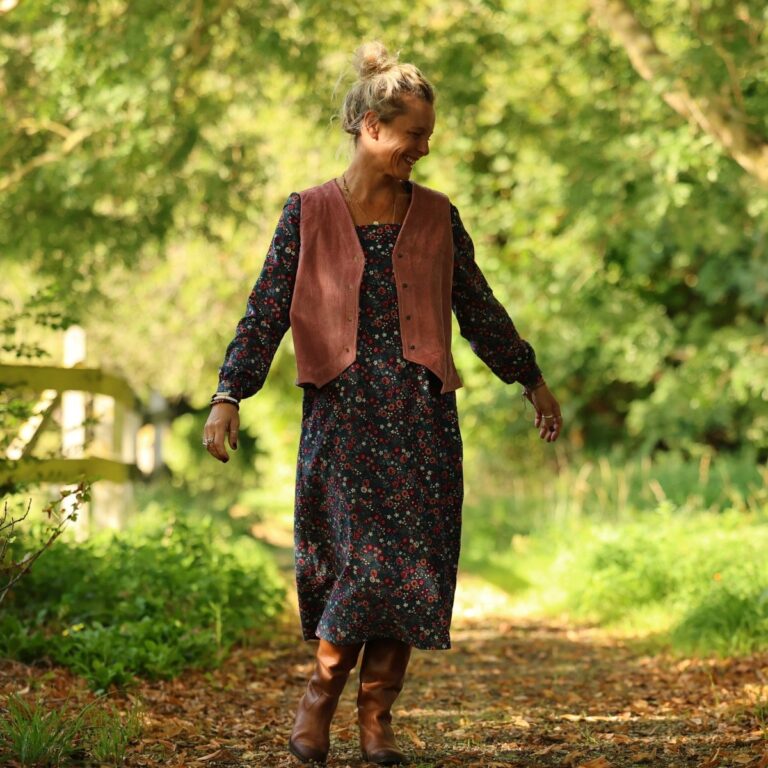 Quintessence - Robe Adélaïde — Velours milleraies bleu paon fleuri – XXL