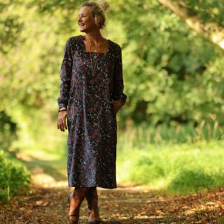 Robe Adélaïde — Velours milleraies bleu paon fleuri par la marque Quintessence Quintessence - Robe Adélaïde — Velours milleraies bleu paon fleuri