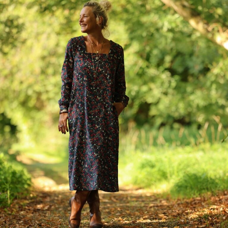 robe adelaide velours milleraies bleu paon fleuri 9772698 Quintessence - Robe Adélaïde — Velours milleraies bleu paon fleuri – XXL