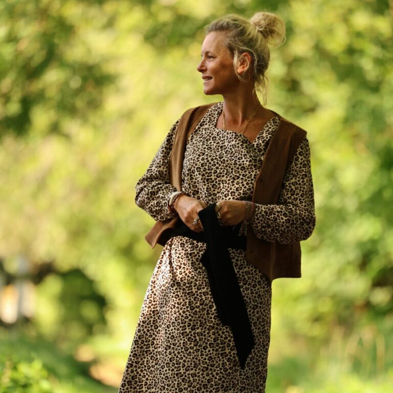robe adelaide velours milleraies leopard sable 6529215 Quintessence - Robe Adélaïde — Velours milleraies léopard sable – XXL