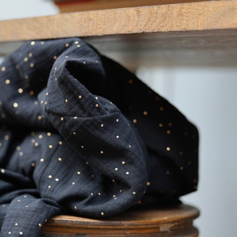 Quintessence - Robe Edmée — Double gaze de coton noir plumetis or – XXL