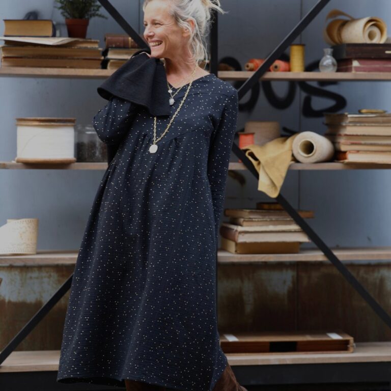 Quintessence - Robe Edmée — Double gaze de coton noir plumetis or – XXL