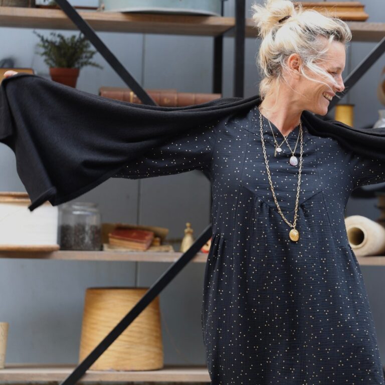 Quintessence - Robe Edmée — Double gaze de coton noir plumetis or – XXL
