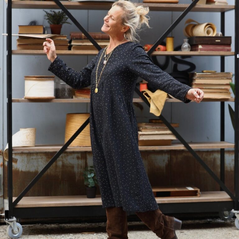 Quintessence - Robe Edmée — Double gaze de coton noir plumetis or – XXL