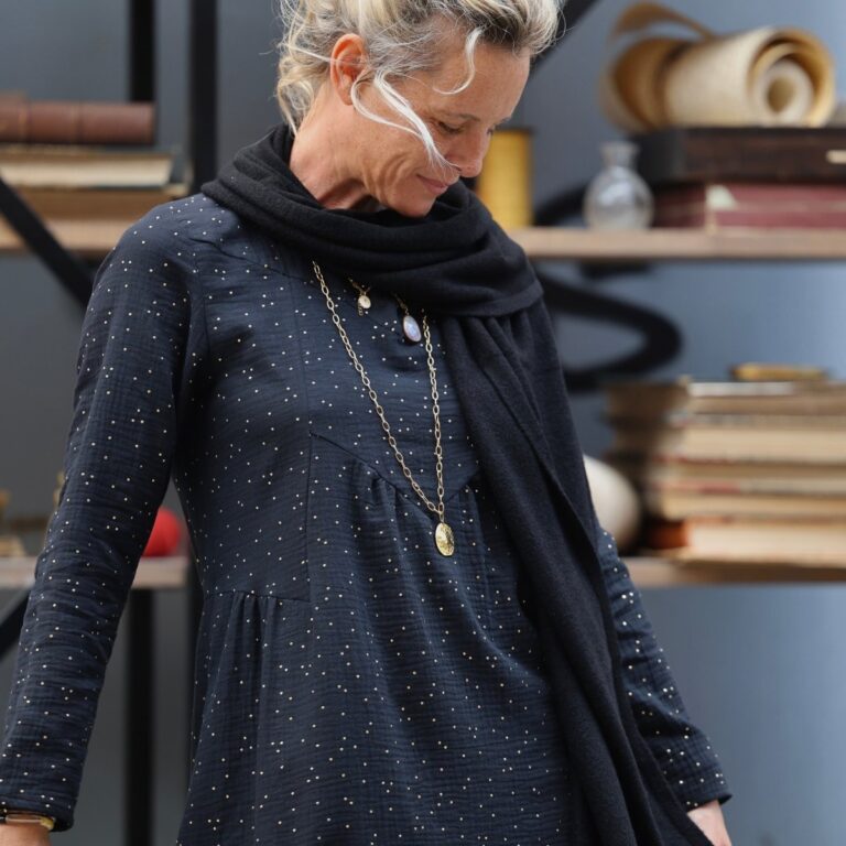 Quintessence - Robe Edmée — Double gaze de coton noir plumetis or – XXL