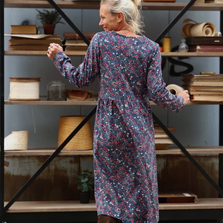 Quintessence - Robe Edmée — Velours milleraies bleu paon fleuri – XXL