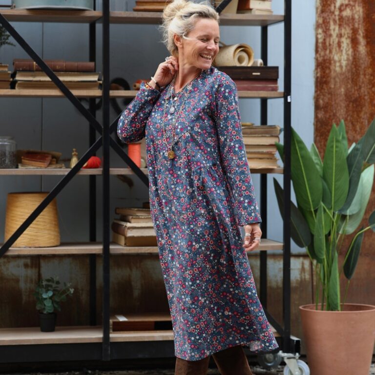 Quintessence - Robe Edmée — Velours milleraies bleu paon fleuri – XXL