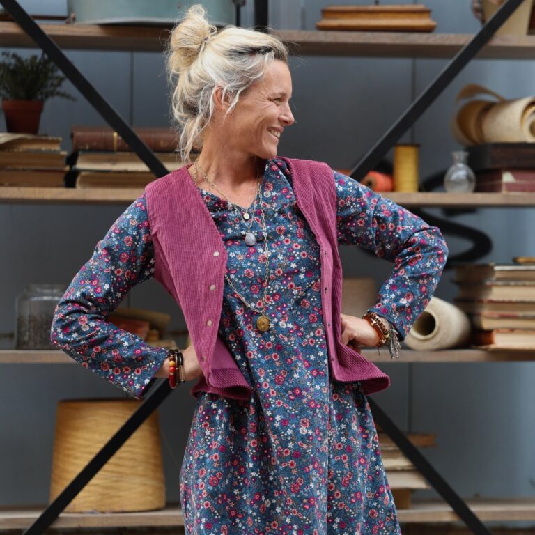 Quintessence - Robe Edmée — Velours milleraies bleu paon fleuri – XXL