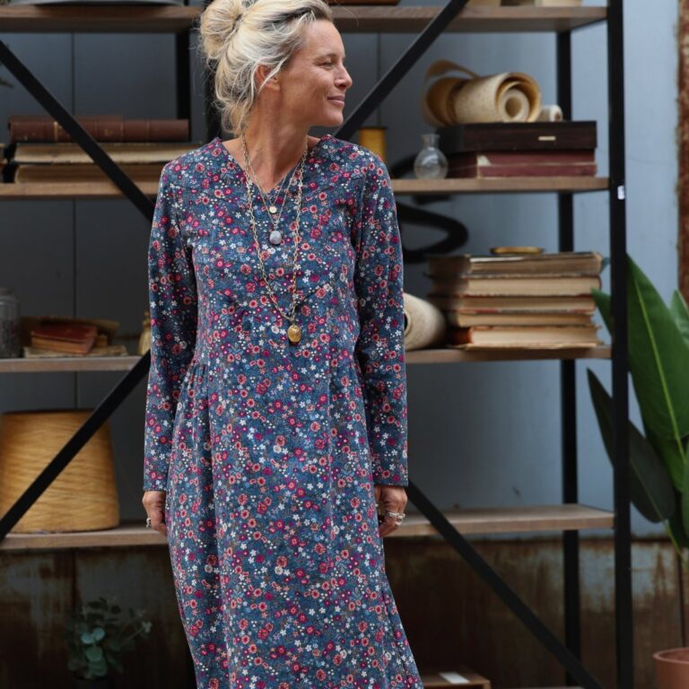 Quintessence - Robe Edmée — Velours milleraies bleu paon fleuri – XXL