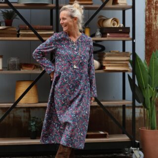 Robe Edmée — Velours milleraies bleu paon fleuri par la marque Quintessence Quintessence - Robe Edmée — Velours milleraies bleu paon fleuri
