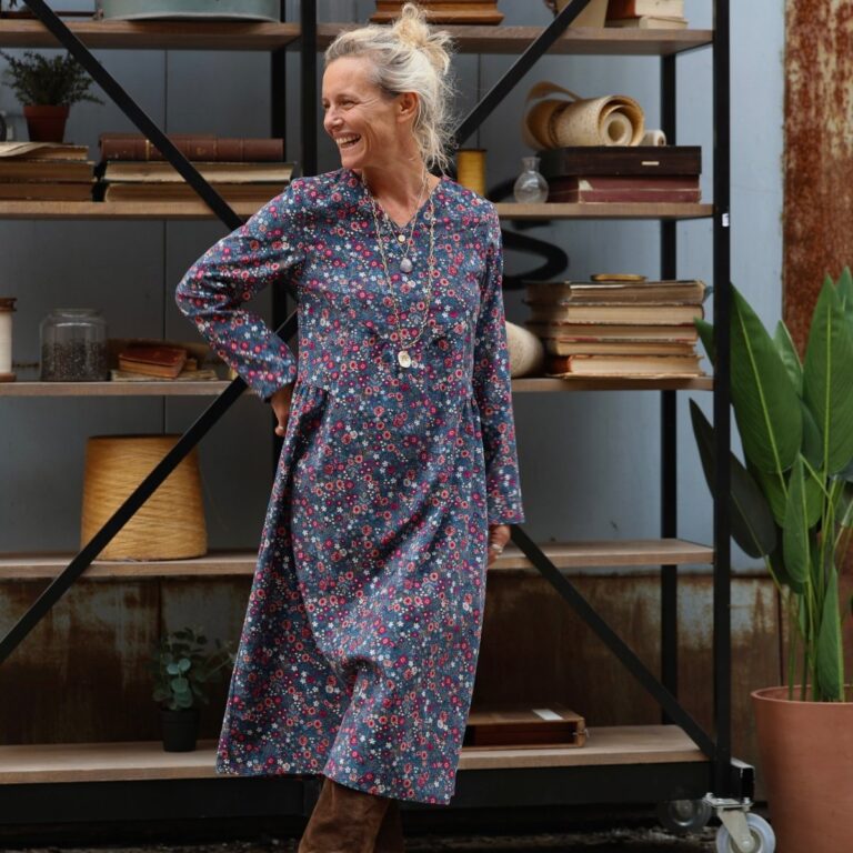 robe edmee velours milleraies bleu paon fleuri 6185051 Quintessence - Robe Edmée — Velours milleraies bleu paon fleuri – XXL