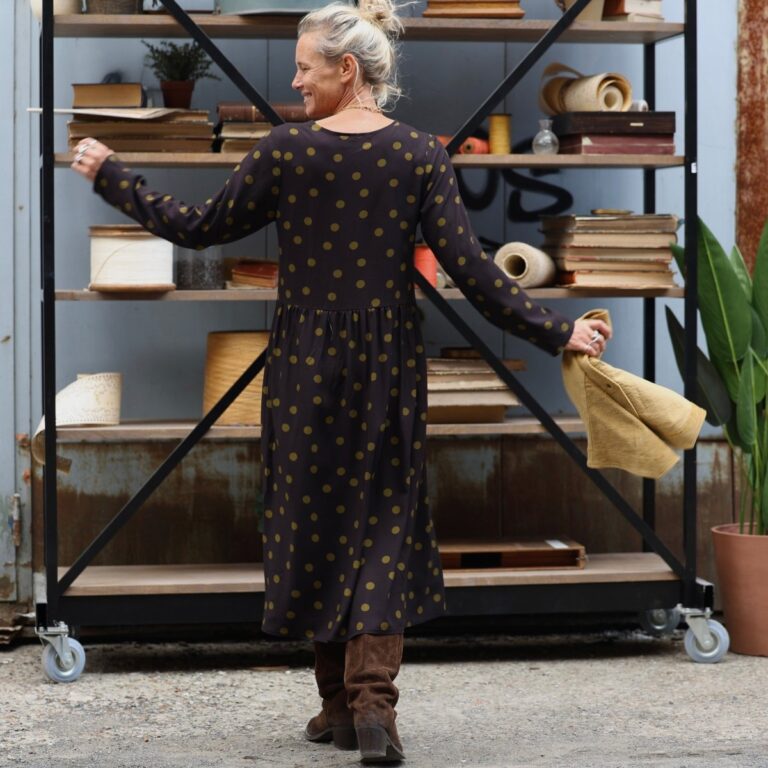 Quintessence - Robe Edmée — Viscose noire à pois mordorés – XXL