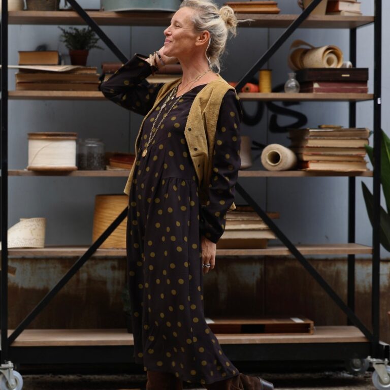 Quintessence - Robe Edmée — Viscose noire à pois mordorés – XXL