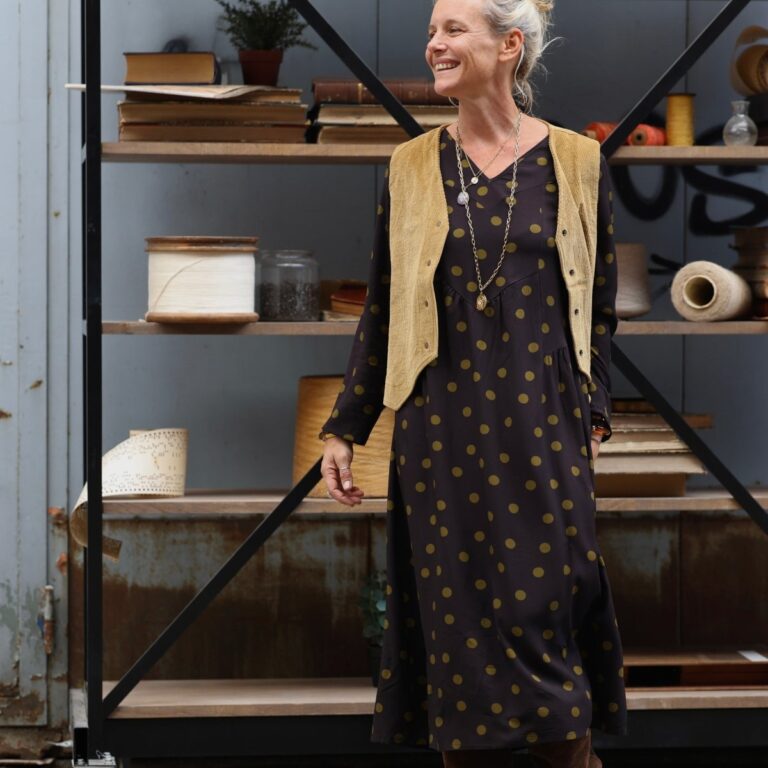 Quintessence - Robe Edmée — Viscose noire à pois mordorés – XXL