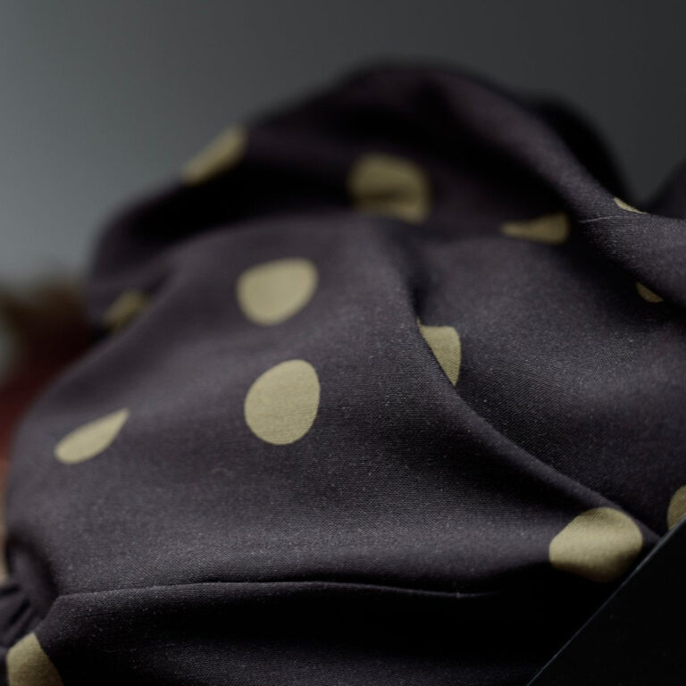 Quintessence - Robe Edmée — Viscose noire à pois mordorés – XXL