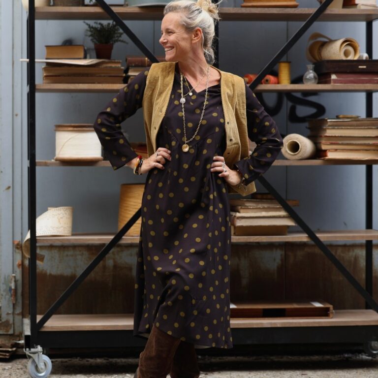 Quintessence - Robe Edmée — Viscose noire à pois mordorés – XXL