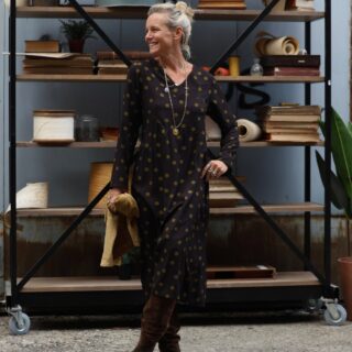 Robe Edmée — Viscose noire à pois mordorés par la marque Quintessence Quintessence - Robe Edmée — Viscose noire à pois mordorés