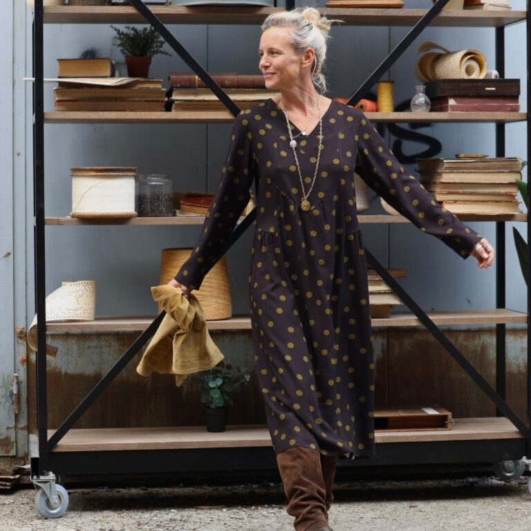 Quintessence - Robe Edmée — Viscose noire à pois mordorés – XXL