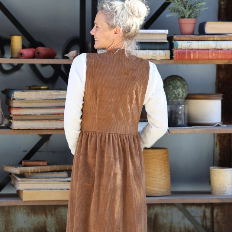 Quintessence - Robe Pauline — Velours côtelé camel – XXL