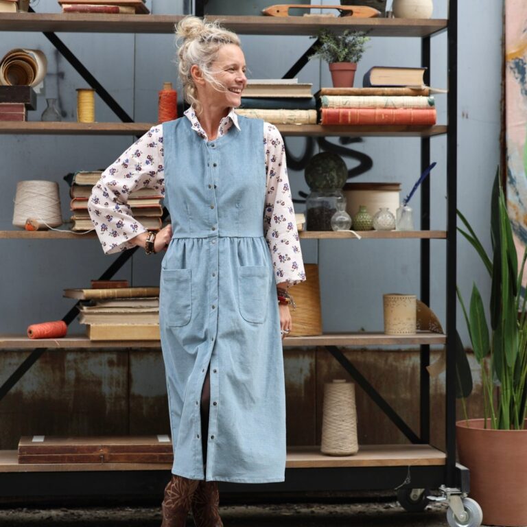 Quintessence - Robe Pauline — Velours milleraies bleu nuage – XXL