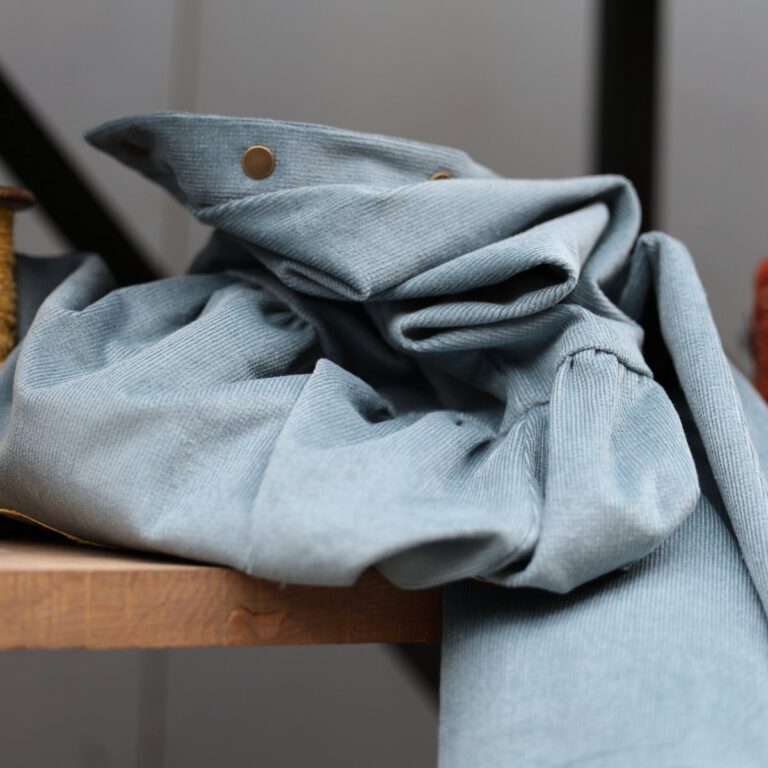 Quintessence - Robe Pauline — Velours milleraies bleu nuage – XXL