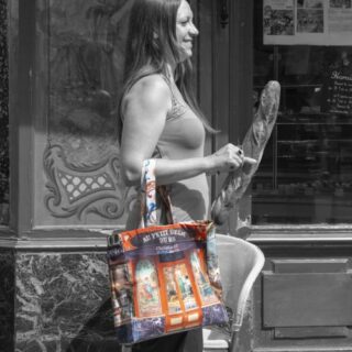 Sac Cabas Paris Boulangerie « Au petit Versailles du marais » par la marque Maron Bouillie Maron Bouillie - Sac Cabas Paris Boulangerie « Au petit Versailles du marais »
