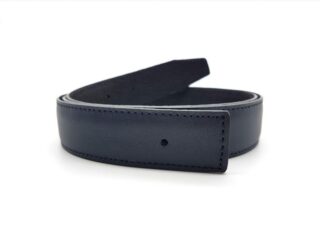 T115cm – Cuir de ceinture réversible 30mm compatible boucle H, marine lisse et noir grainé – 5002 par la marque La Guêpe La Guêpe - T115cm – Cuir de ceinture réversible 30mm compatible boucle H, marine lisse et noir grainé – 5002