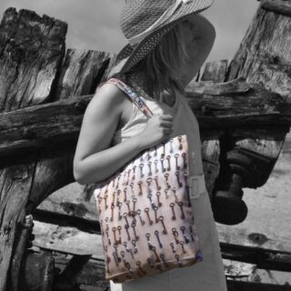 Tote bag Brocante « Clés et timbres » par la marque Maron Bouillie Maron Bouillie - Tote bag Brocante « Clés et timbres »