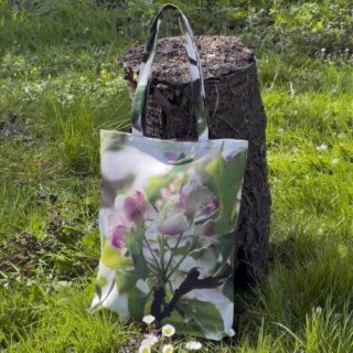 Tote bag fleur – Pommier Commun par la marque Maron Bouillie Maron Bouillie - Tote bag fleur – Pommier Commun