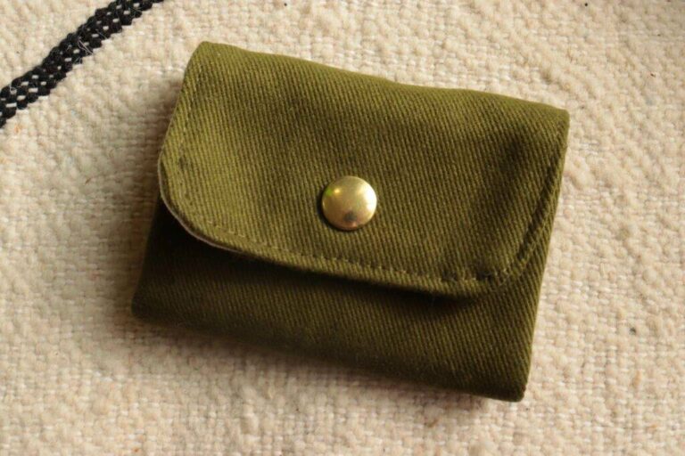 vert velour 1024x683 1 Maison Mallow - Mini Portefeuille En Toile Unie Vert Kaki