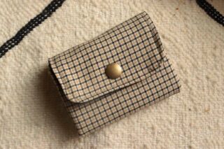 Mini Portefeuille à Carreaux Beige et Noir par la marque MAISON MALLOW MAISON MALLOW - Mini Portefeuille à Carreaux Beige et Noir