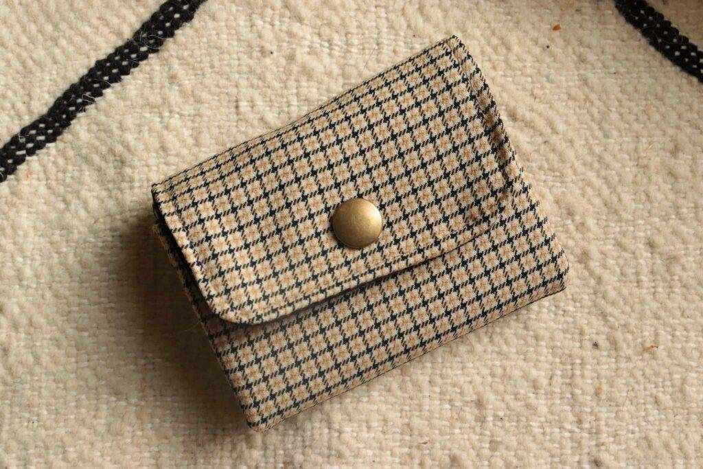vichy beige et noir 1024x683 1 Maison Mallow - Mini Portefeuille à Carreaux Beige et Noir