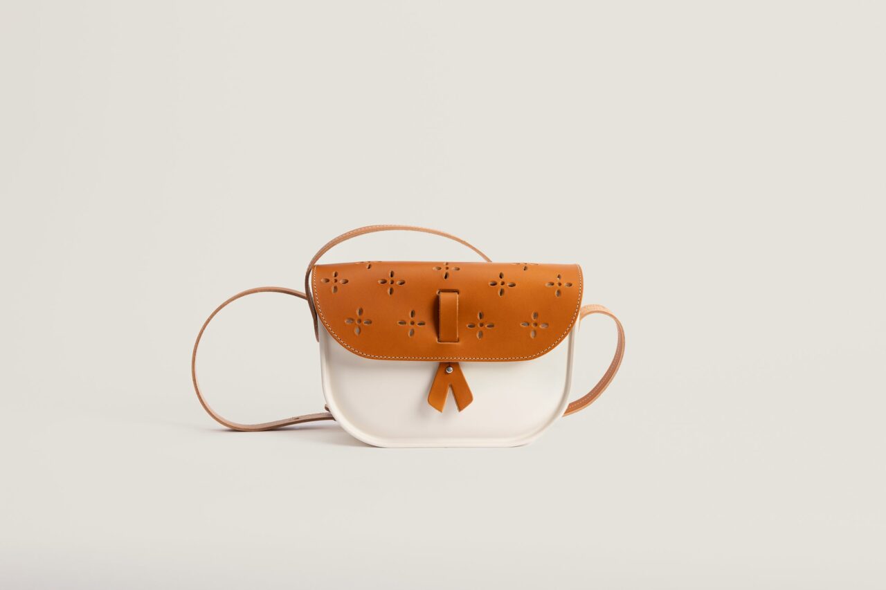 Monébari - Sac à bandoulière - en gomme et cuir ajouré - blanc
