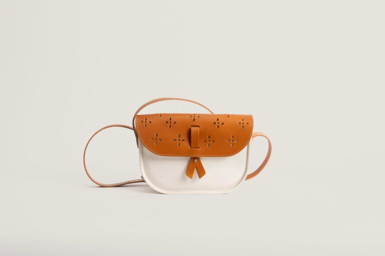 Monébari - Sac à bandoulière - en gomme et cuir ajouré - blanc