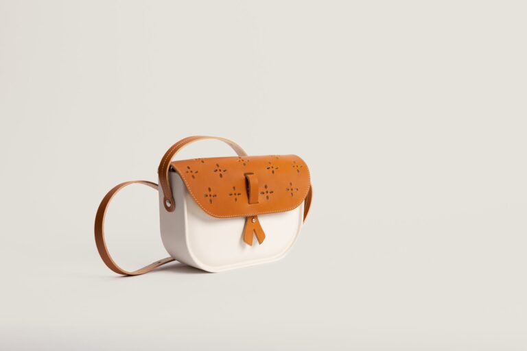 Monébari - Sac à bandoulière - en gomme et cuir ajouré - blanc