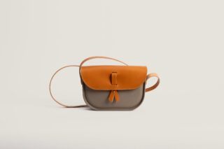 Sac à bandoulière – en gomme et cuir – taupe par la marque Monébari Monébari - Sac à bandoulière – en gomme et cuir – taupe
