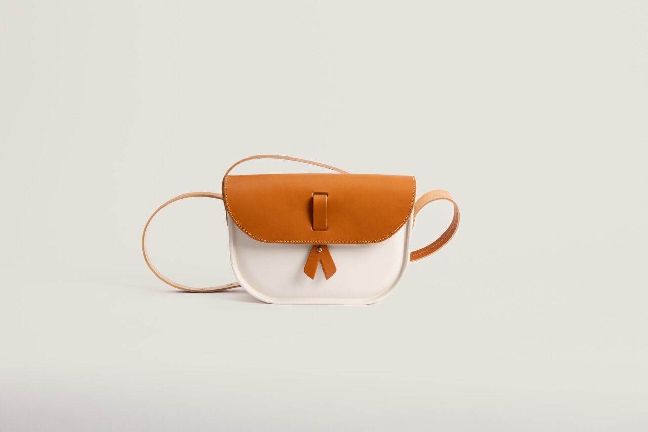 2026 04 03MONEBARI 019 Monébari - Les sacs made in France - Sac à bandoulière - en gomme et cuir - blanc