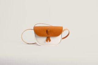 Sac à bandoulière – en gomme et cuir – blanc par la marque Monébari Monébari - Sac à bandoulière – en gomme et cuir – blanc
