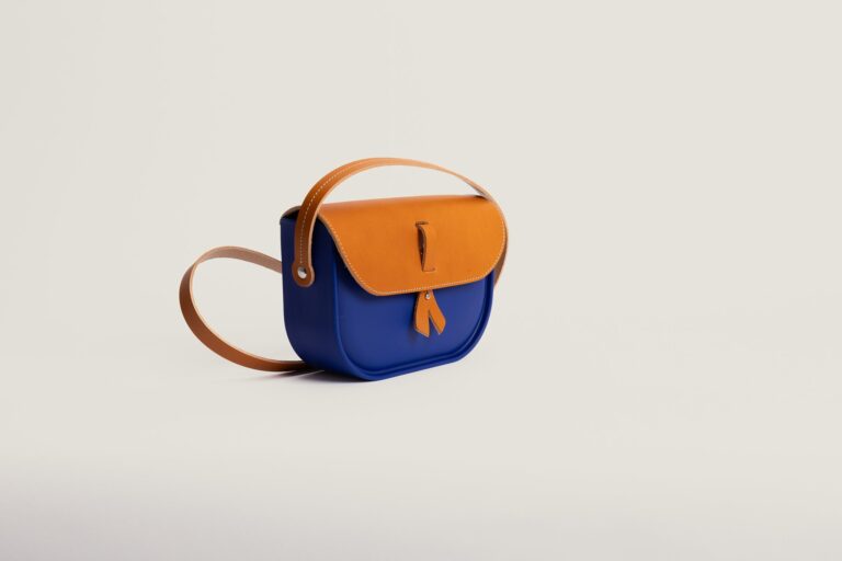 Monébari - Sac à bandoulière - en gomme et cuir - bleu roi