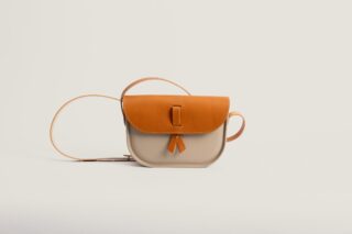 Sac à bandoulière – en gomme et cuir -beige par la marque Monébari Monébari - Sac à bandoulière – en gomme et cuir -beige