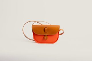 Sac à bandoulière – en gomme et cuir – orange par la marque Monébari Monébari - Sac à bandoulière – en gomme et cuir – orange