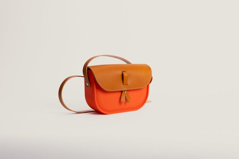 Monébari - Sac à bandoulière - en gomme et cuir - orange
