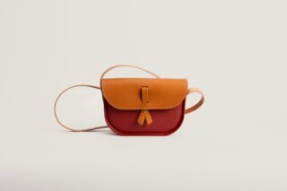 Sac à bandoulière – en gomme et cuir -rouge par la marque Monébari Monébari - Sac à bandoulière – en gomme et cuir -rouge