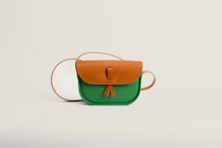 Sac à bandoulière – en gomme et cuir – vert par la marque Monébari Monébari - Sac à bandoulière – en gomme et cuir – vert