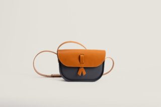 Sac à bandoulière – en gomme et cuir – gris anthracite par la marque Monébari Monébari - Sac à bandoulière – en gomme et cuir – gris anthracite