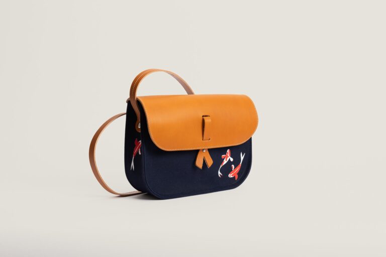Monébari - Sac à bandoulière en toile et cuir - Le 27- Édition Les Carpes Koï