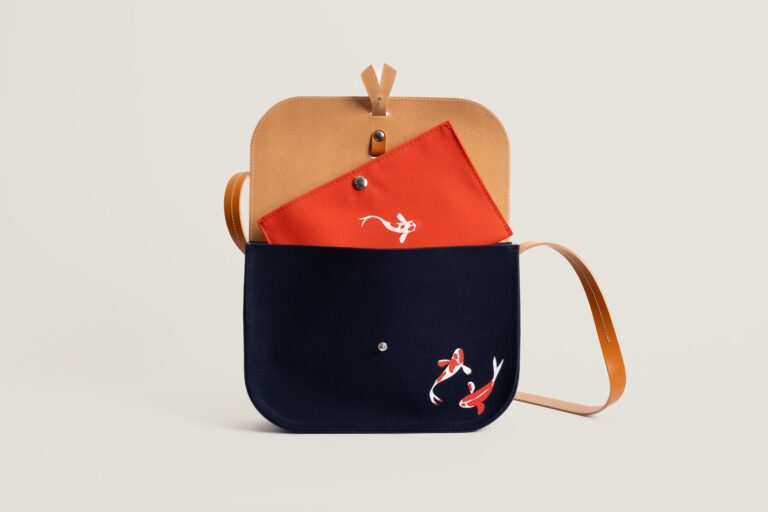 Monébari - Sac à bandoulière en toile et cuir - Le 27- Édition Les Carpes Koï