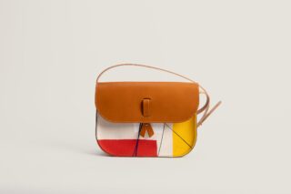 Sac à bandoulière en toile et cuir -Le 27- Édition Une Main d’Artiste par la marque Monébari Monébari - Sac à bandoulière en toile et cuir -Le 27- Édition Une Main d’Artiste