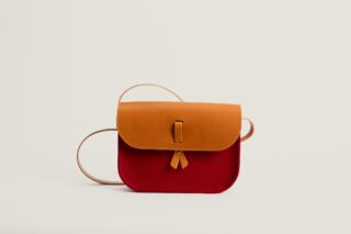 Sac à bandoulière en toile et cuir – Le 27- rouge par la marque Monébari Monébari - Sac à bandoulière en toile et cuir – Le 27- rouge